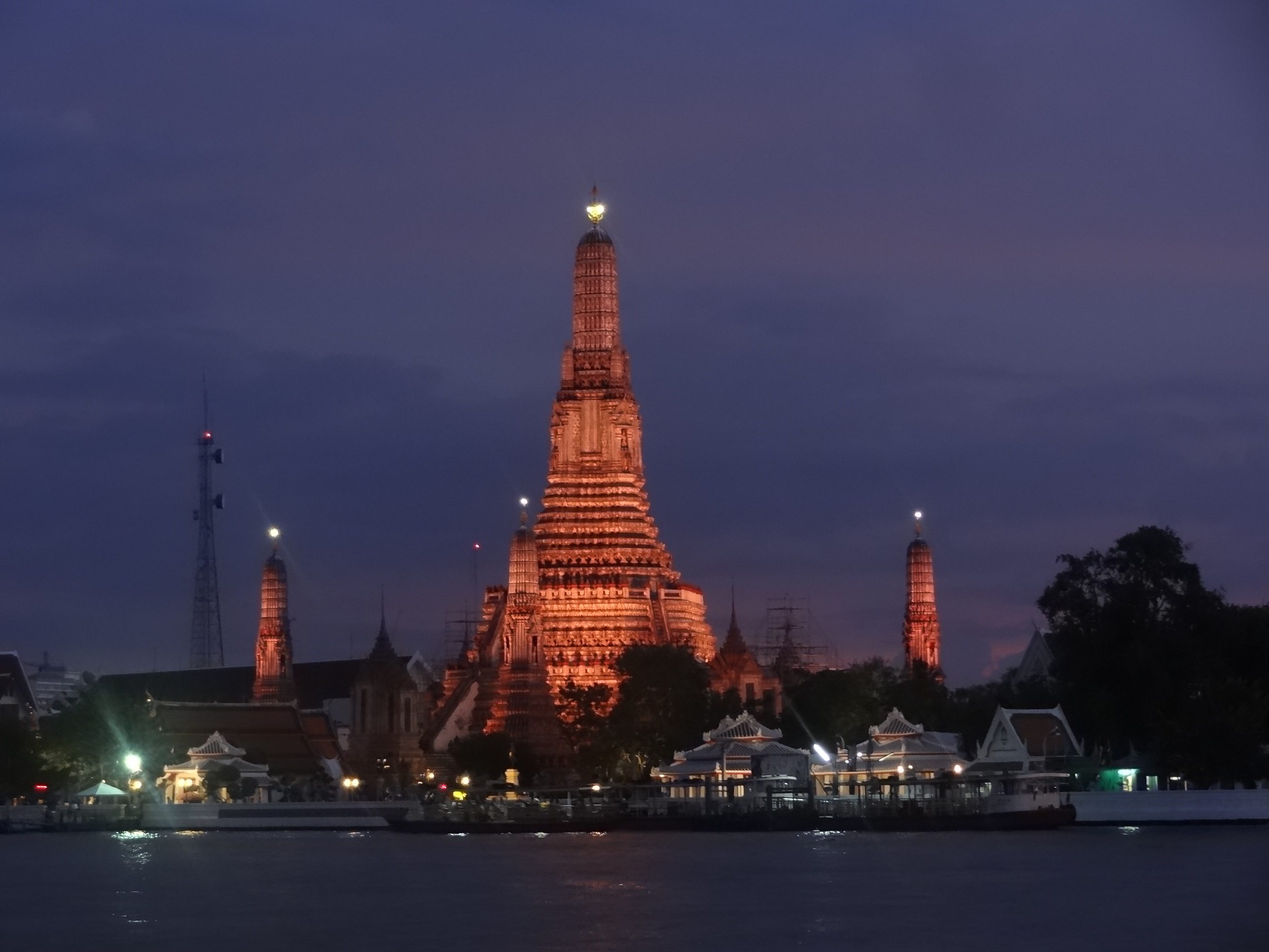 Wat Arun (The Temple of Dawn) at sunset