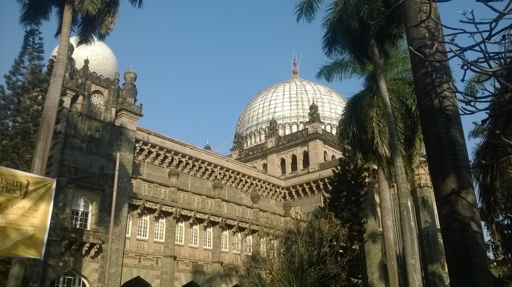 Mumbai Journal: Prince of Wales Museum, Haji Ali Dargah, Mahalaxmi Temple, & Juhu Beach
